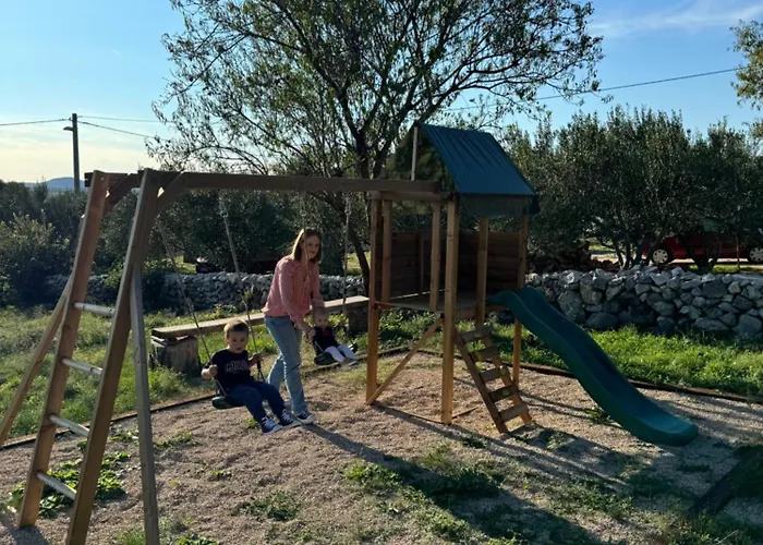 Relax And Unwind: Family-Friendly House Near Zadar In Zagrad